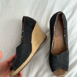 😍 TOMS ESPADRILLES BLACK SANDALS CHARITABKE CAUSE CO  SIZE 7 GUC